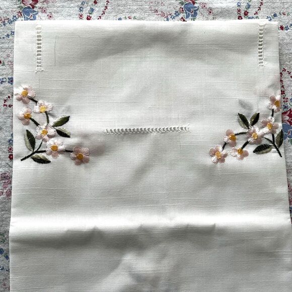 Embroidered 100% Polyester Tablecloth White with Pink Floral Size 36" x36" - Picture 5 of 6